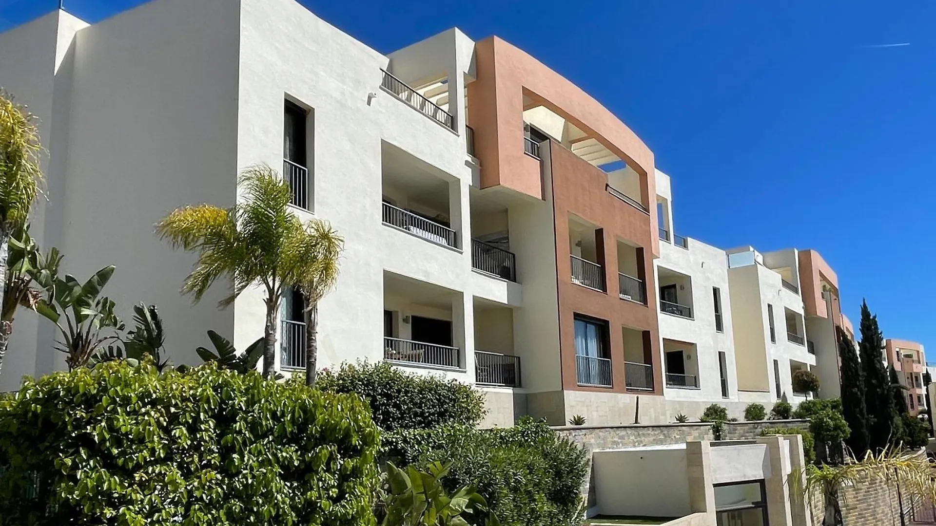 Spectacular Views - Luxury Apartment In Resort - Marbella Hills