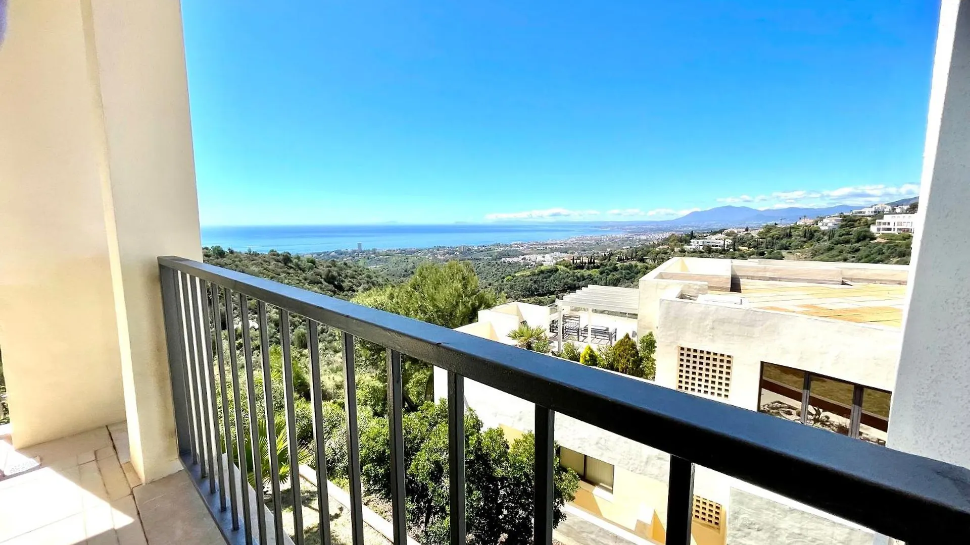 Spectacular Views - Luxury Apartment In Resort - Marbella Hills