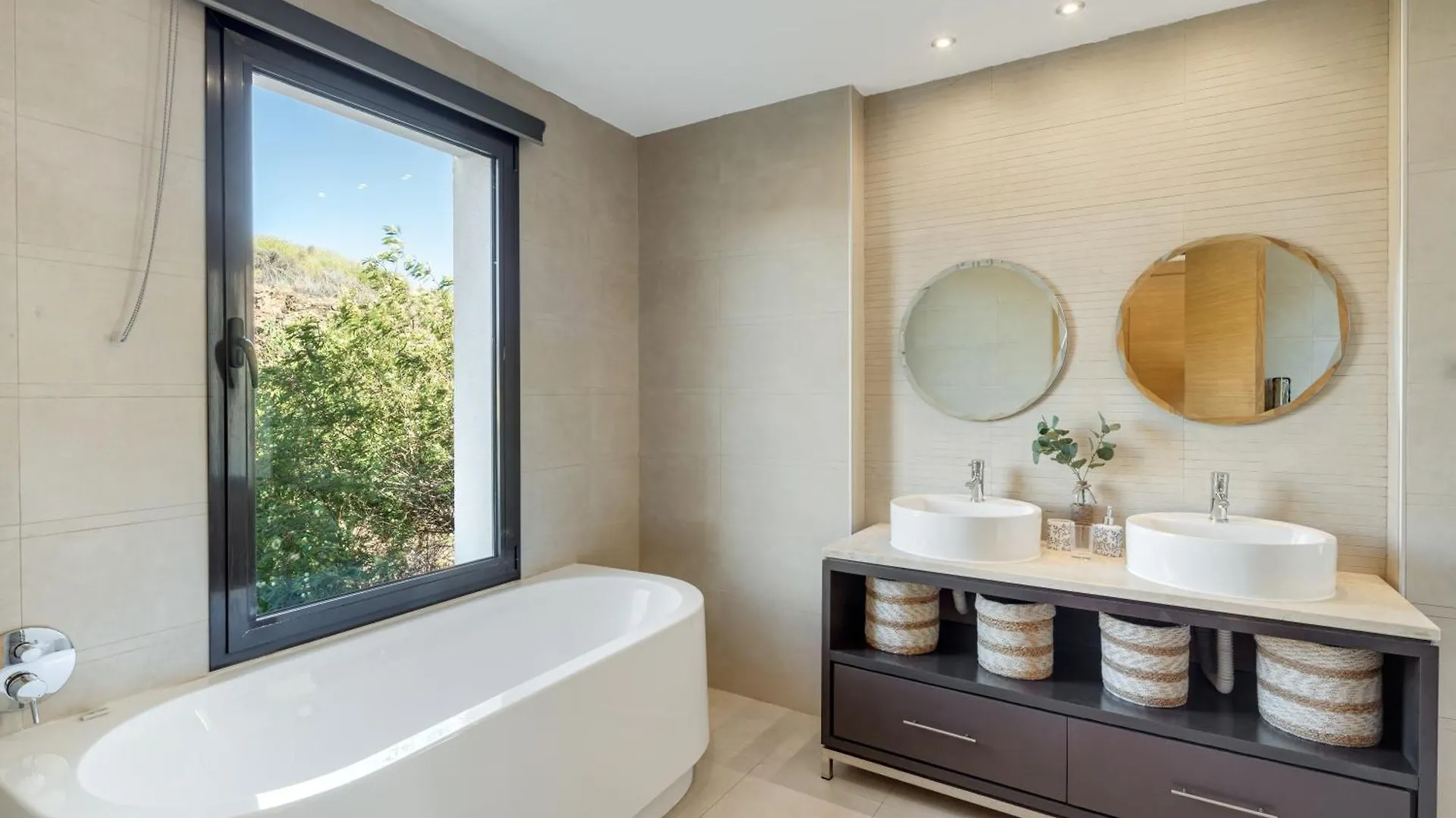 Spectacular Views - Luxury Apartment In Resort - Marbella Hills